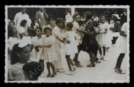 Bambini che ballano durante una festa a Riccione
