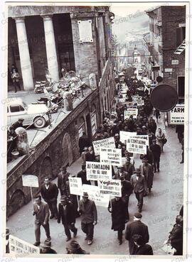 Manifestazione mezzadri Urbino - [196-?]