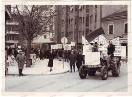 Testa del corteo in   Via IX Febbraio  - 1973