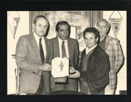 Consegna della riproduzione dell'idolino di Pesaro ad Eugenio Lazzarini